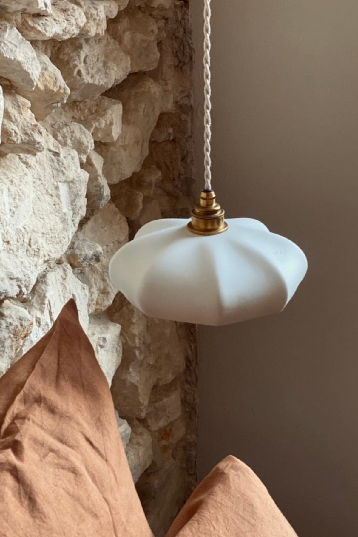 MARIA - Porcelaine Biscuit - Suspension en applique - Potence noire mat
