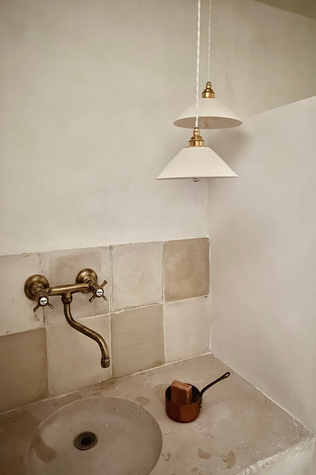 LISETTE - Terre cuite blanche - Suspension en applique - Potence laiton vieilli