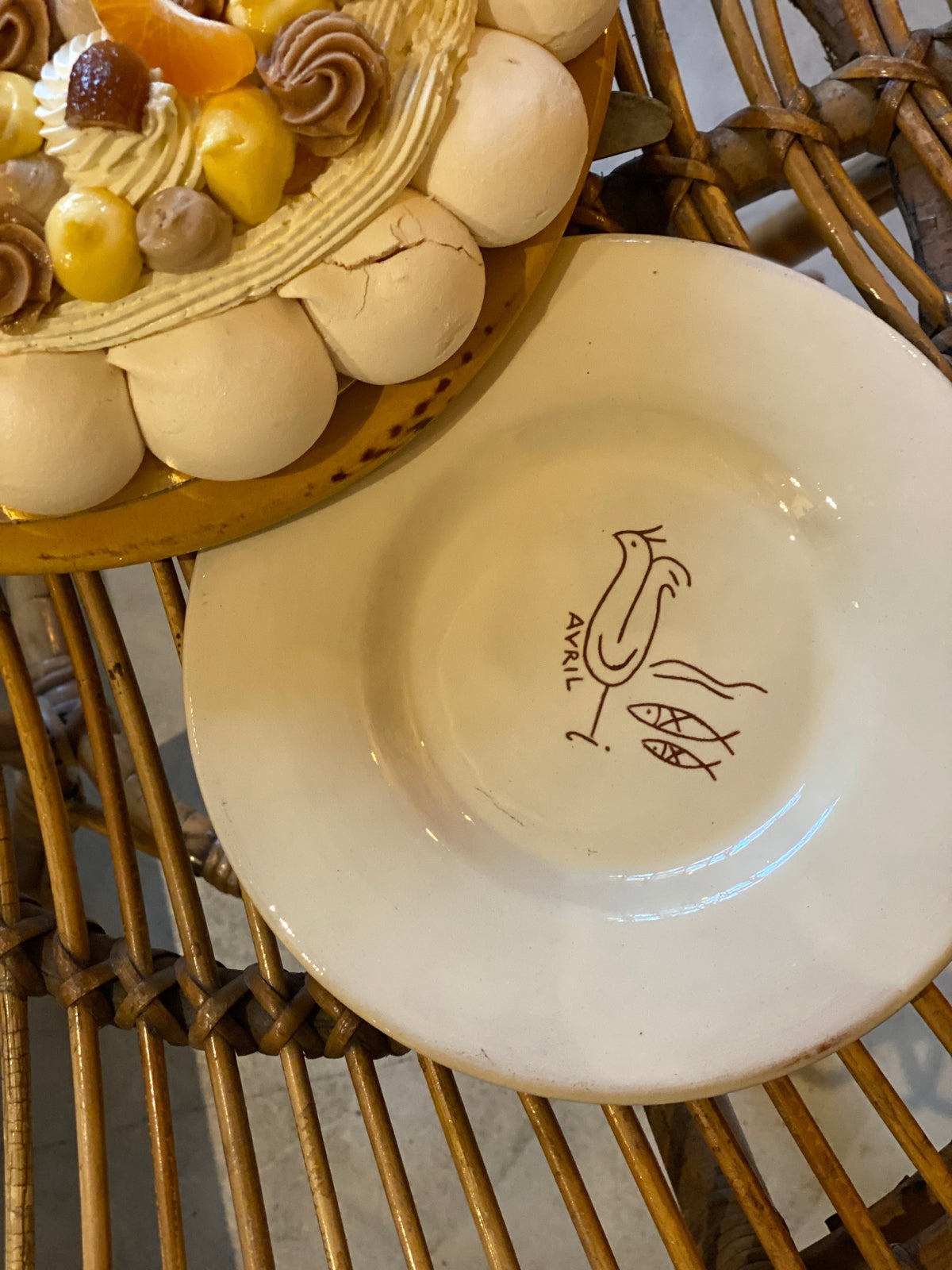 AVRIL - Coffret Cadeau - Assiette anniversaire, savon fait main et éditions d'art