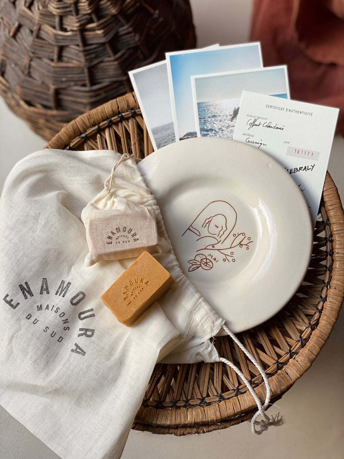 AVRIL - Coffret Cadeau - Assiette anniversaire, savon fait main et éditions d'art