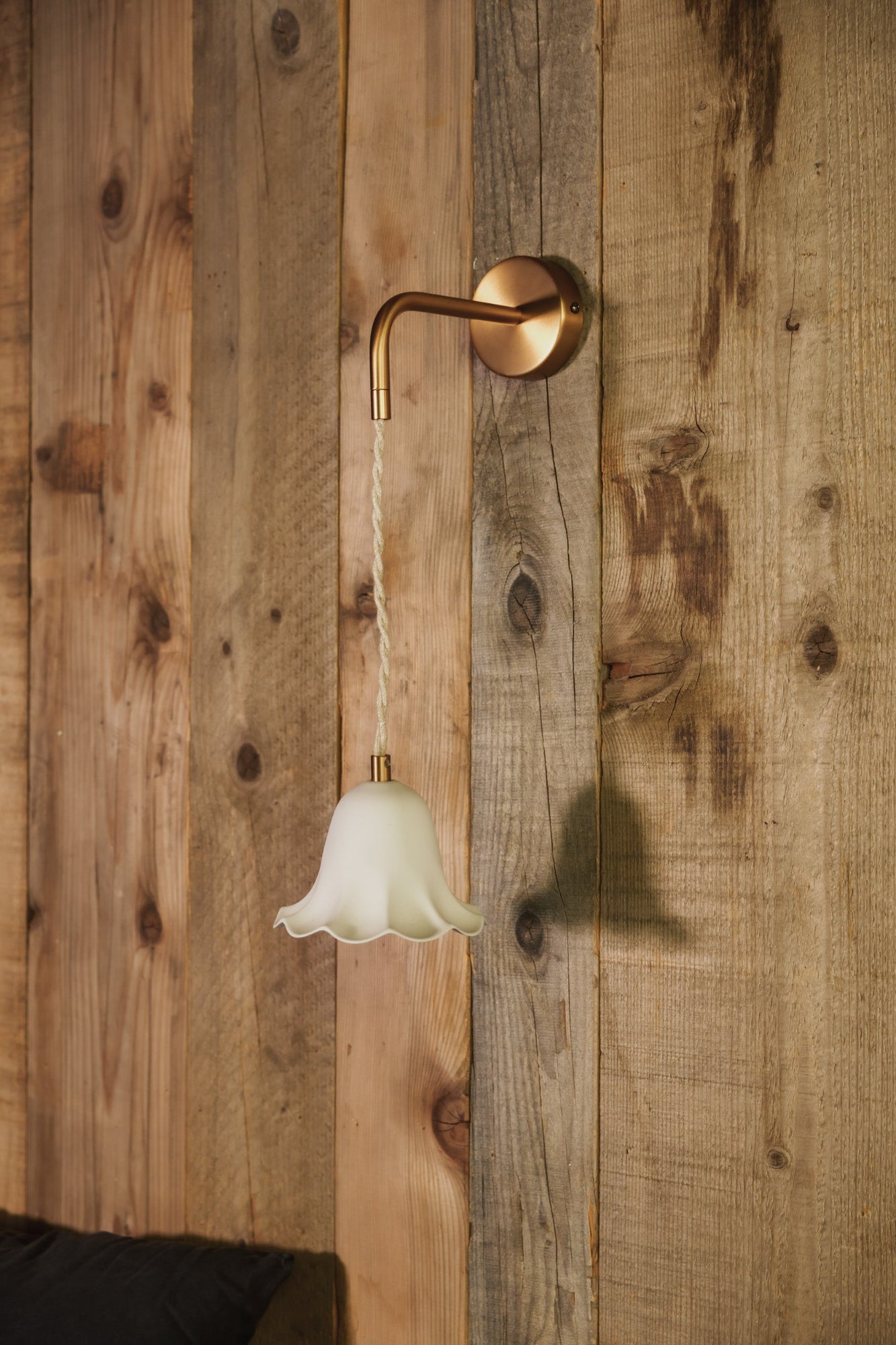 LILI - Porcelaine Biscuit - Suspension en applique - Potence laiton vieilli