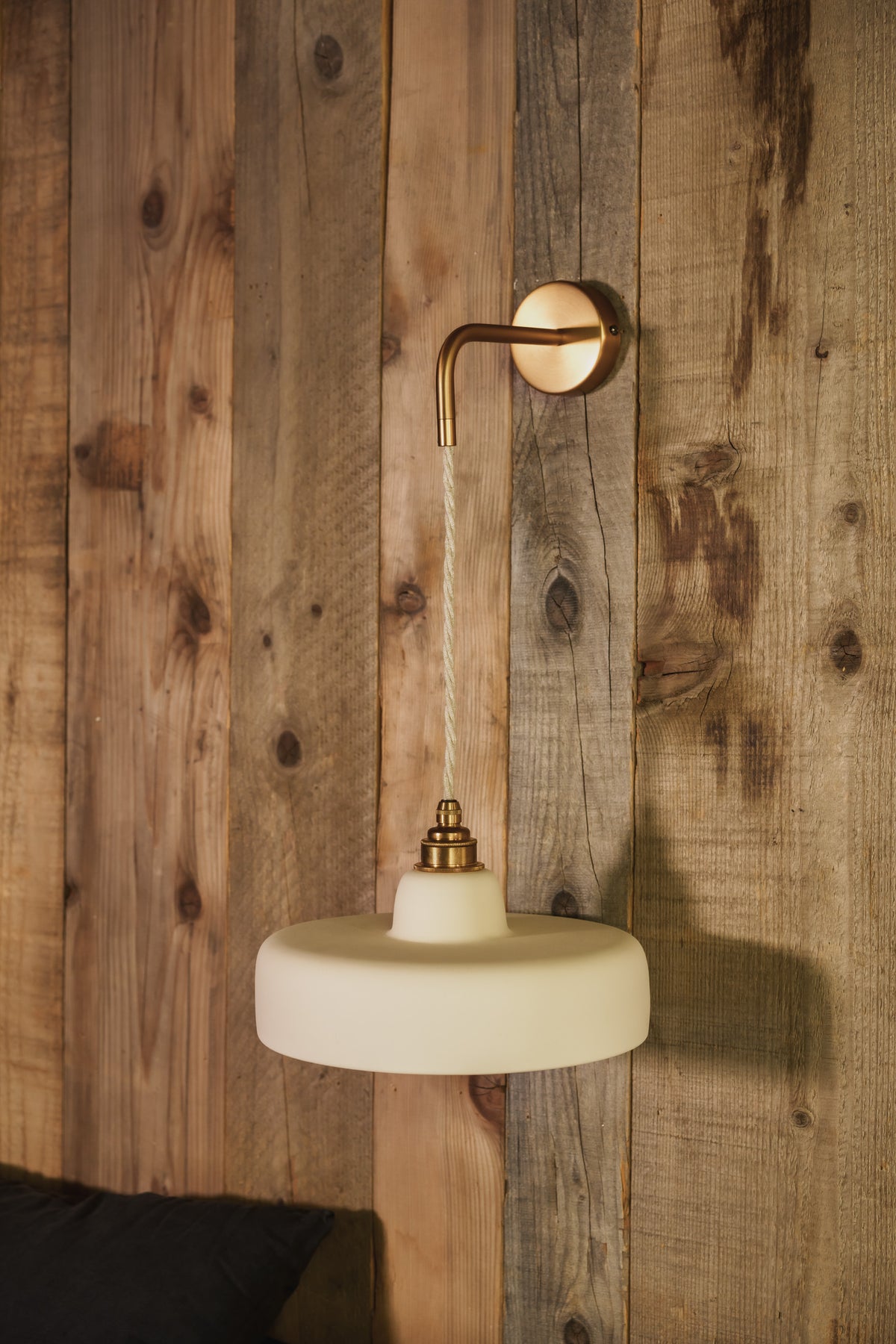 URSULE - Terre cuite blanche - Suspension en applique - Potence laiton vieilli
