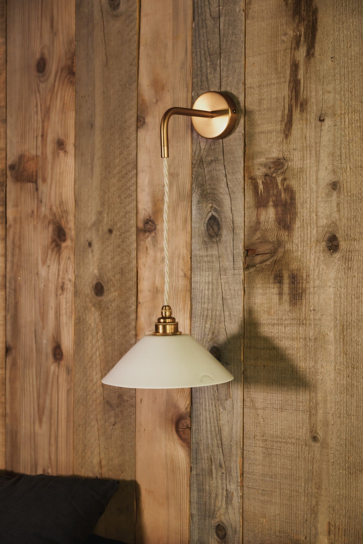 LISETTE - Porcelaine Biscuit - Suspension en applique - Avec potence laiton vieilli