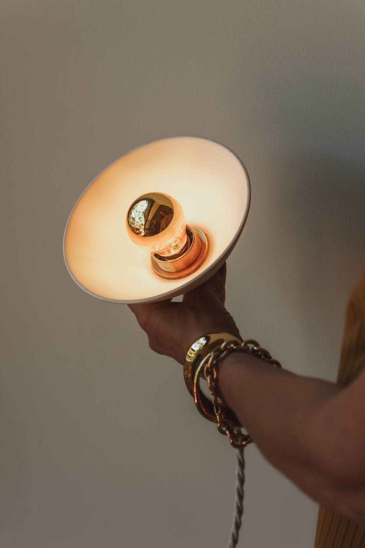 Ampoule sphérique à calotte dorée dimmable E27