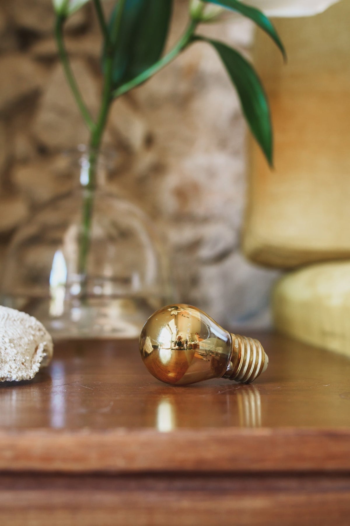 Ampoule sphérique à calotte dorée dimmable E27