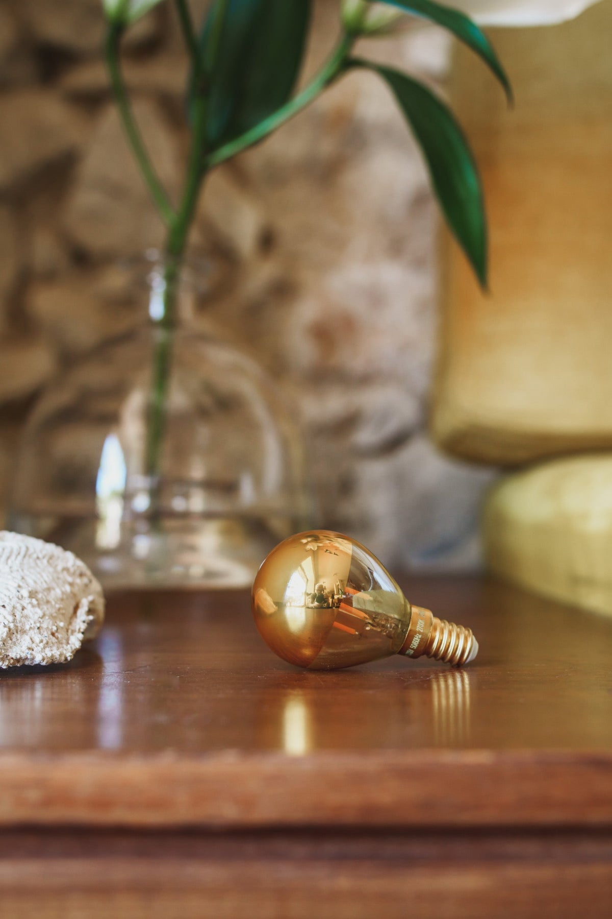 Ampoule sphérique à calotte dorée dimmable E14