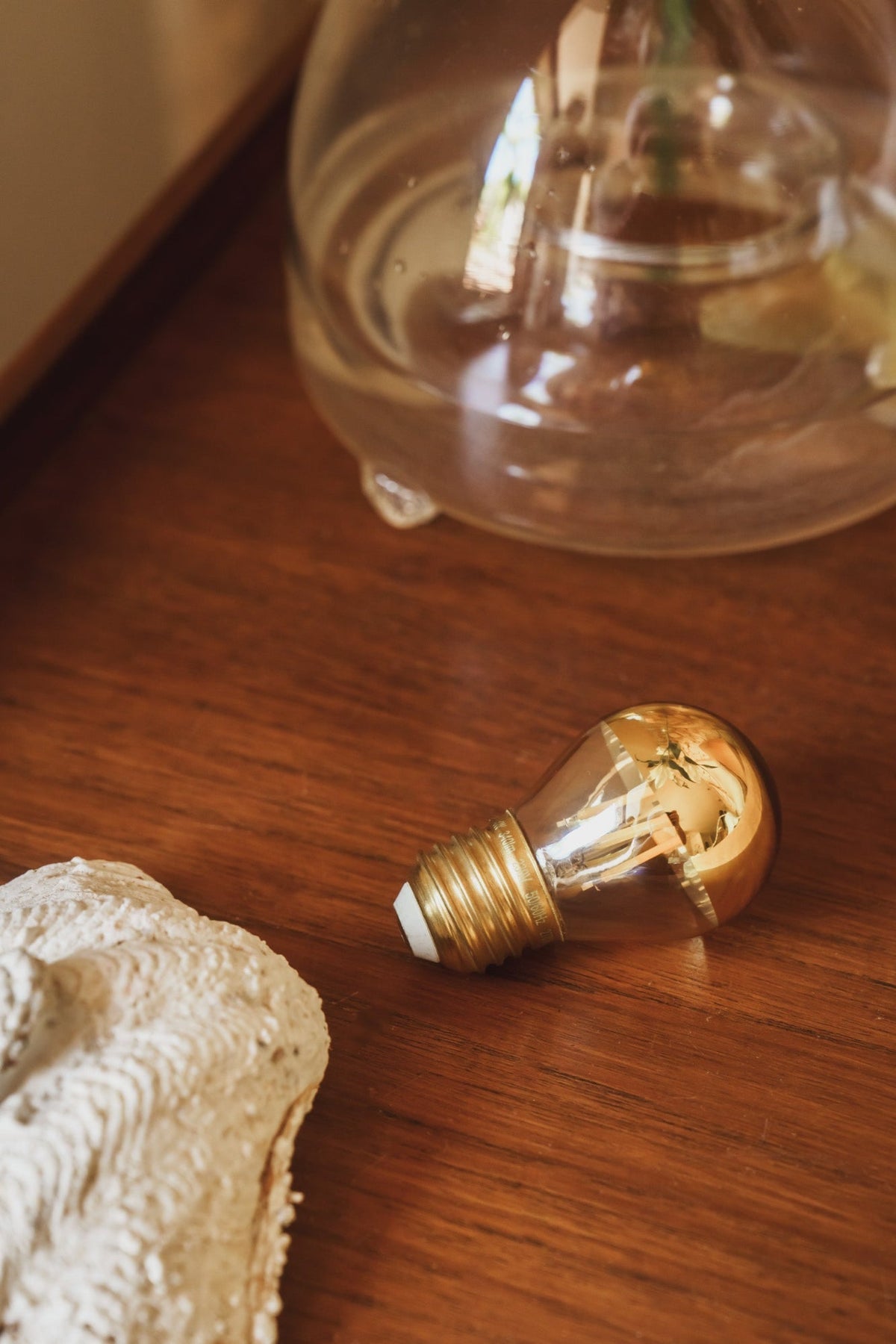 Ampoule sphérique à calotte dorée dimmable E27