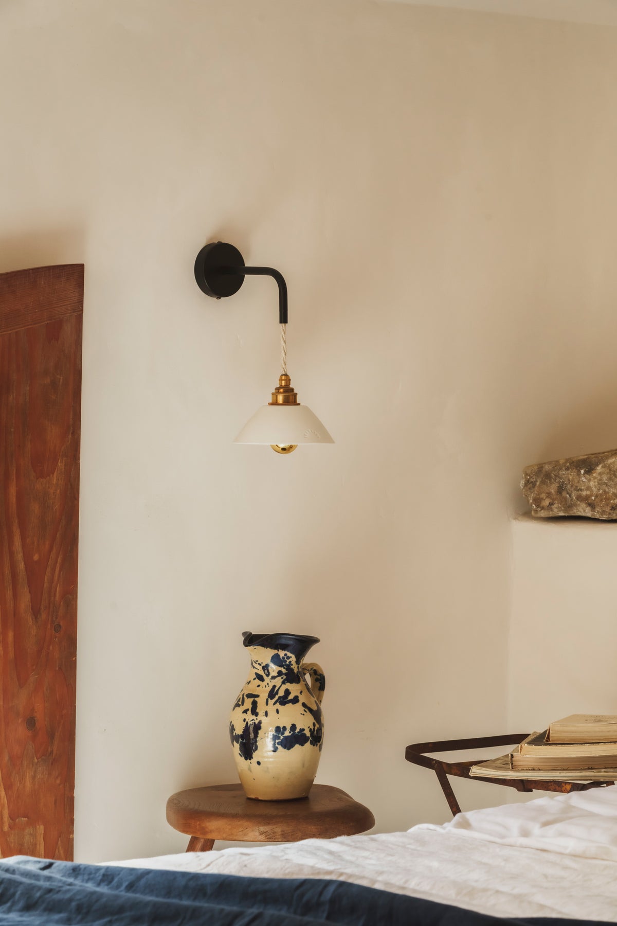 PITCHOUN - Porcelaine Biscuit - Suspension en applique - Avec potence noire mat