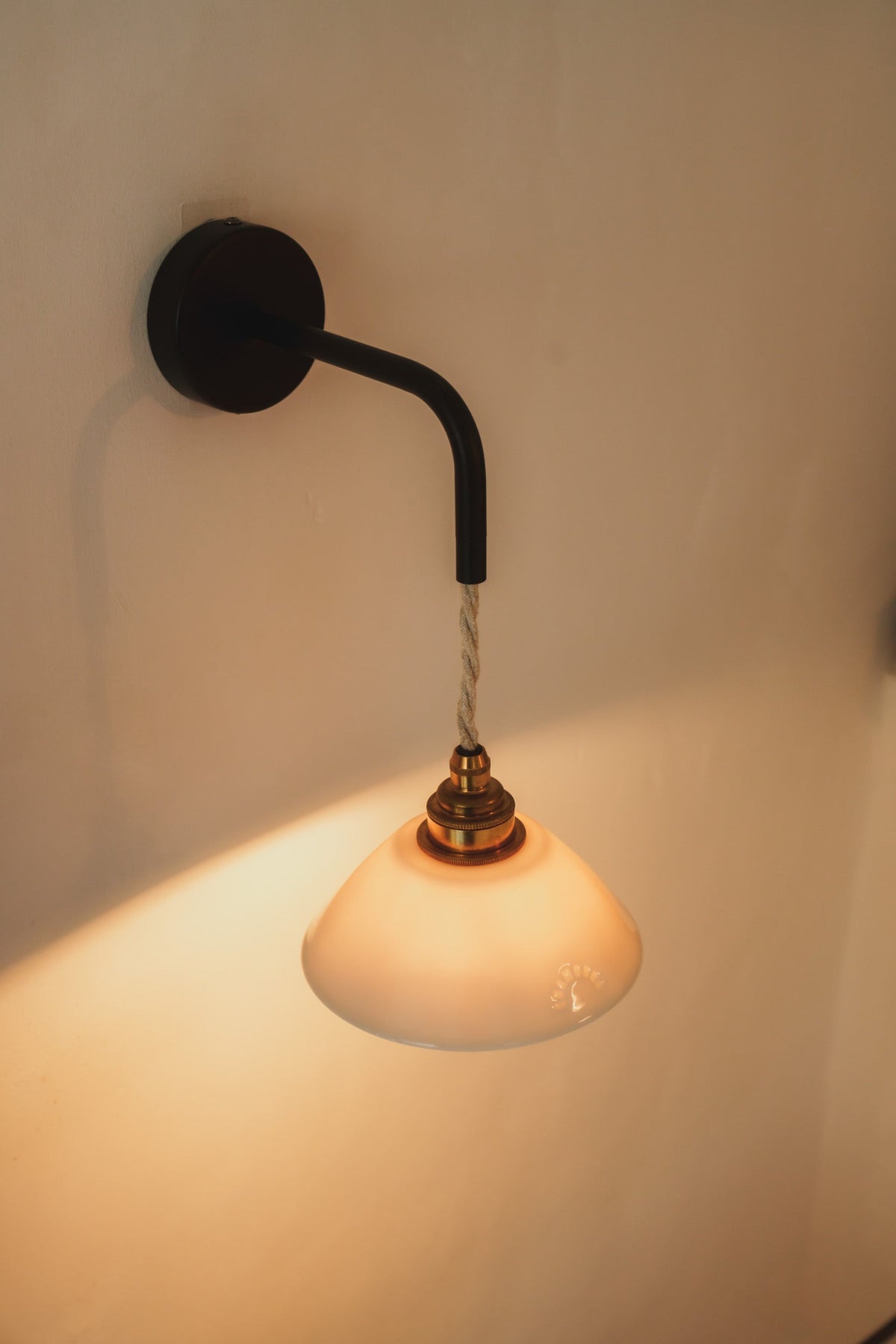 PITCHOUN - Porcelaine Emaillée - Suspension en applique - Avec potence noire mat