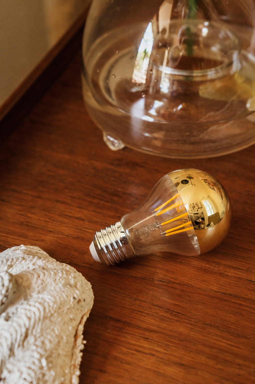 Ampoule goutte à calotte dorée dimmable E27
