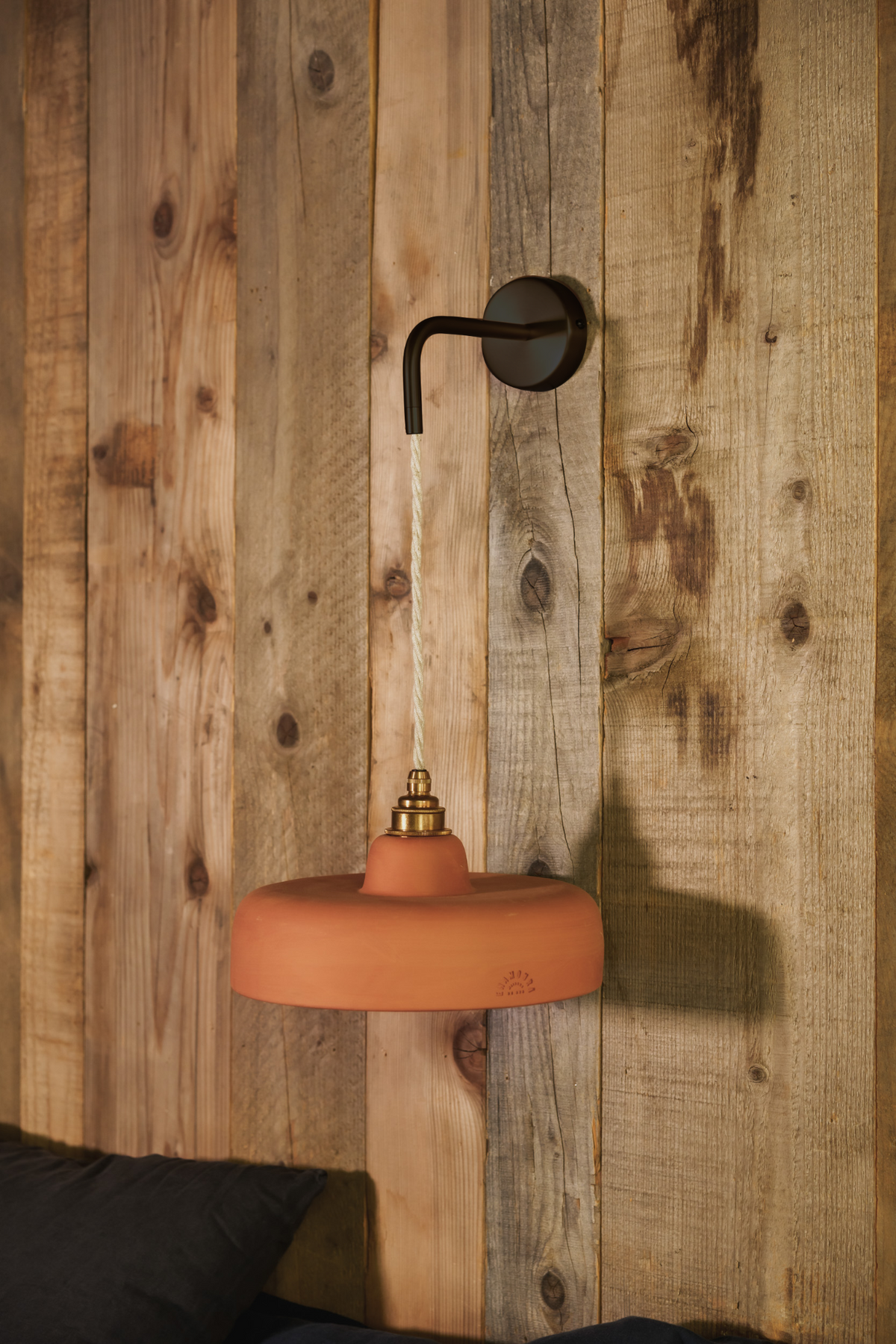 URSULE - Terre cuite rouge - Suspension en applique - Potence noire mate