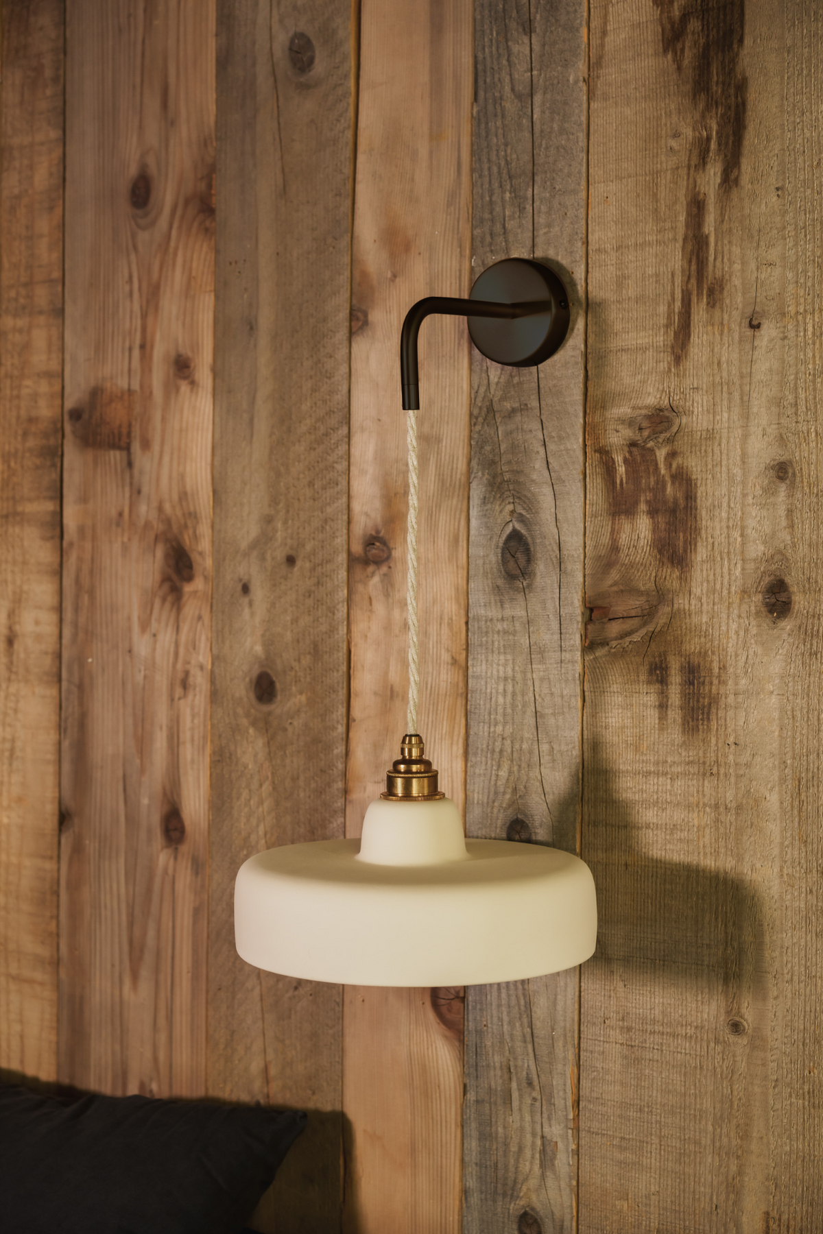 URSULE - Terre cuite blanche - Suspension en applique - Potence noire mat