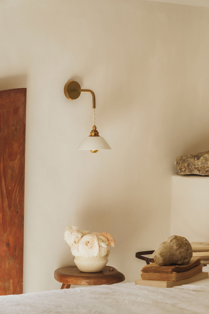 PITCHOUN - Porcelaine Biscuit - Suspension en applique - Avec potence laiton vieilli