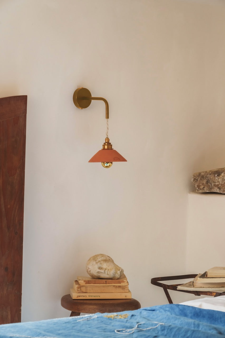 PITCHOUN - Terre cuite rouge - Suspension en applique - Potence laiton vieilli