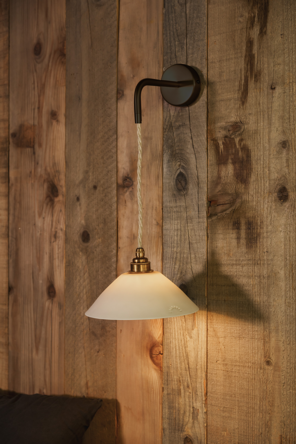 LISETTE - Porcelaine Biscuit - Suspension en applique - Avec potence noire mat
