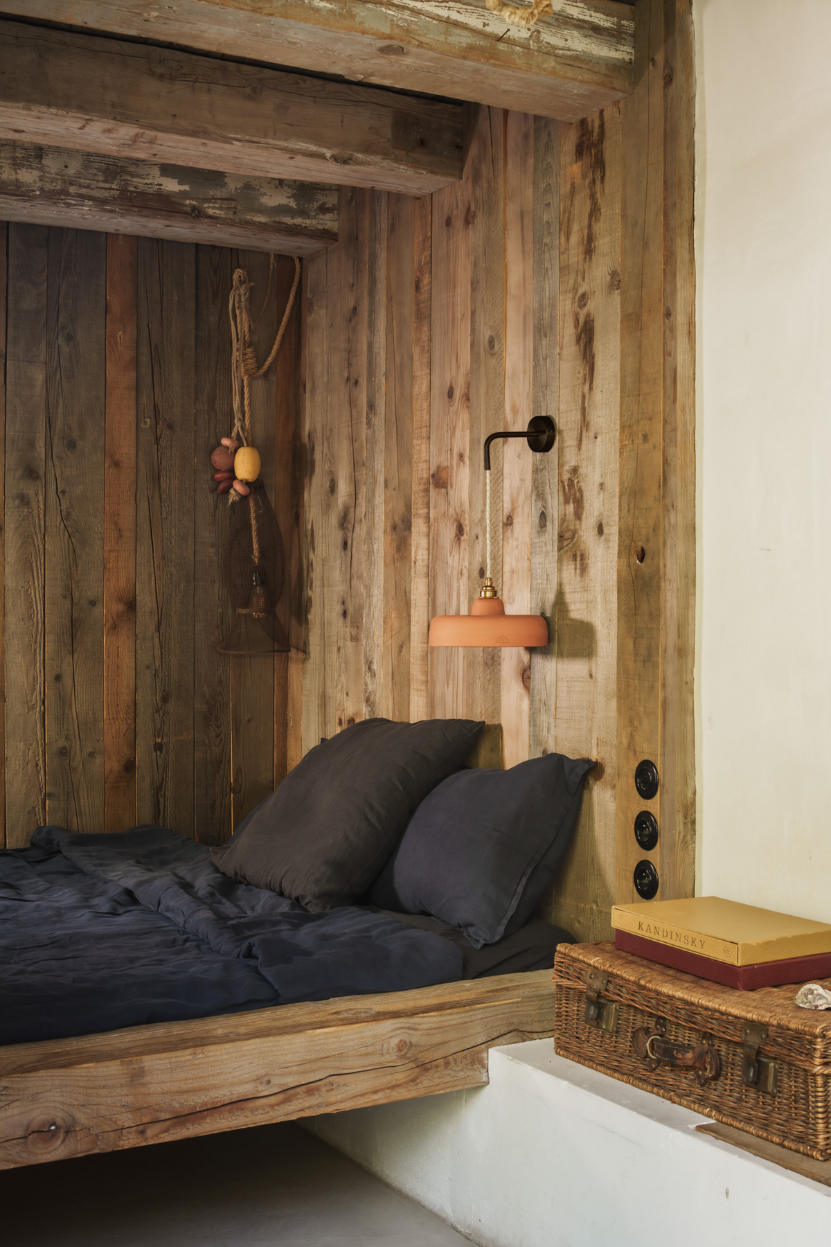 URSULE - Terre cuite rouge - Suspension en applique - Potence noire mate
