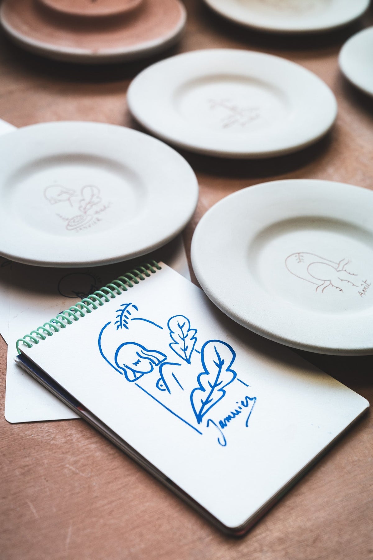 AOÛT - Coffret Cadeau - Assiette anniversaire, savon fait main et éditions d'art