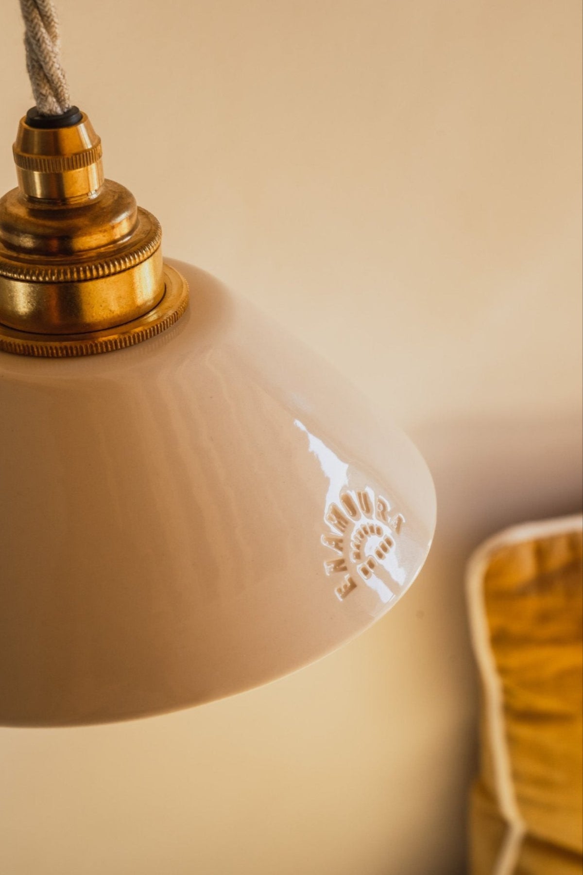 PITCHOUN - Terre cuite blanche émaillée - Suspension en applique - Avec potence laiton vieilli (Capsule Blanc d'Automne))