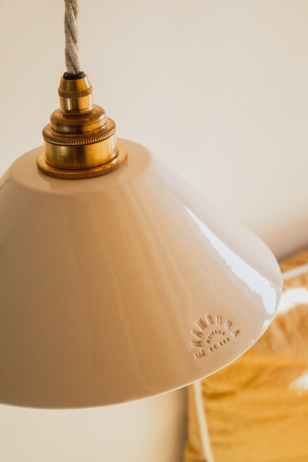 LISETTE - Terre cuite blanche émaillée - Suspension en applique - Avec potence laiton vieilli (Capsule Blanc d'Automne))