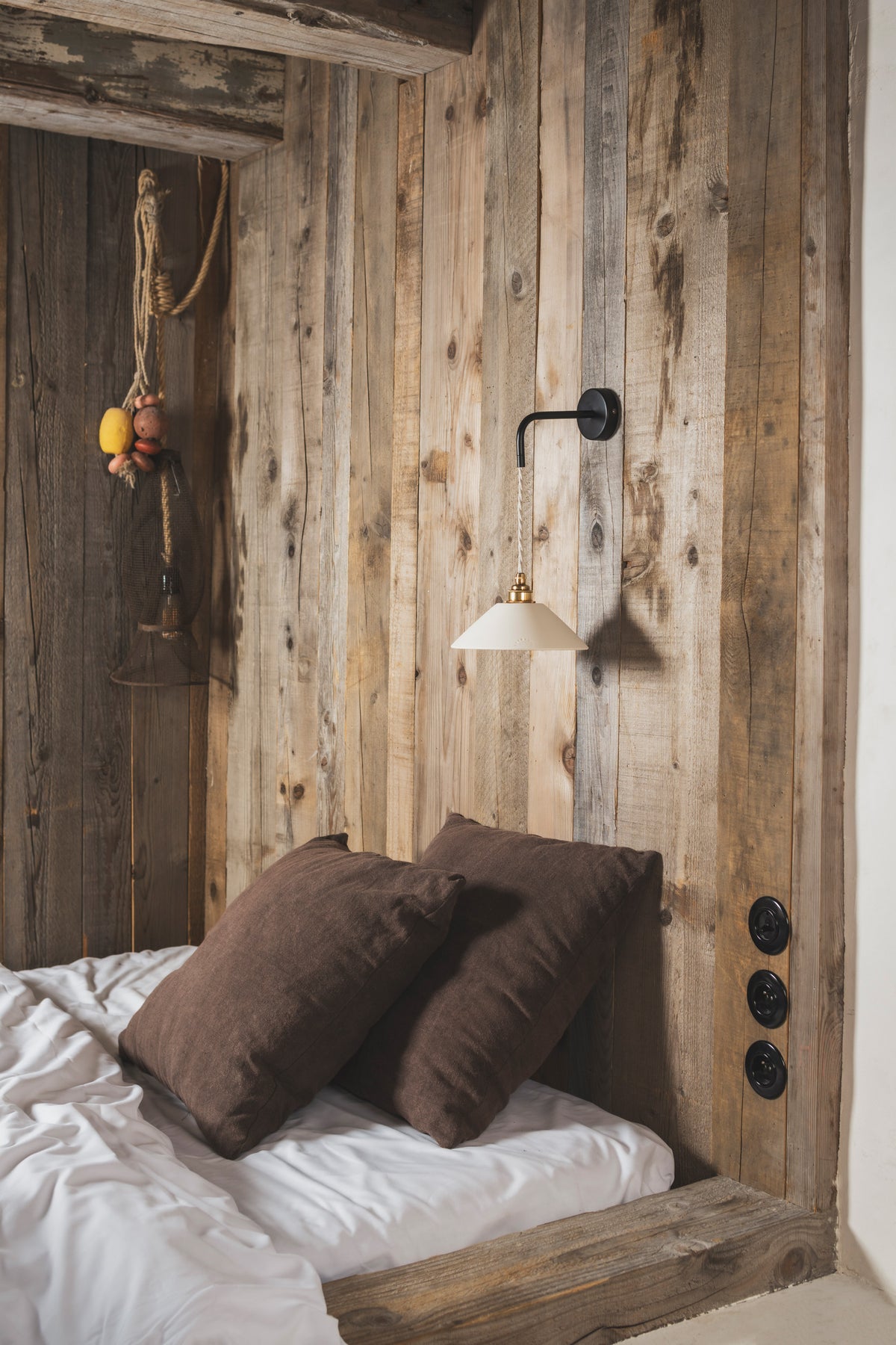 LISETTE - Terre cuite blanche - Suspension en applique - Potence noire mat