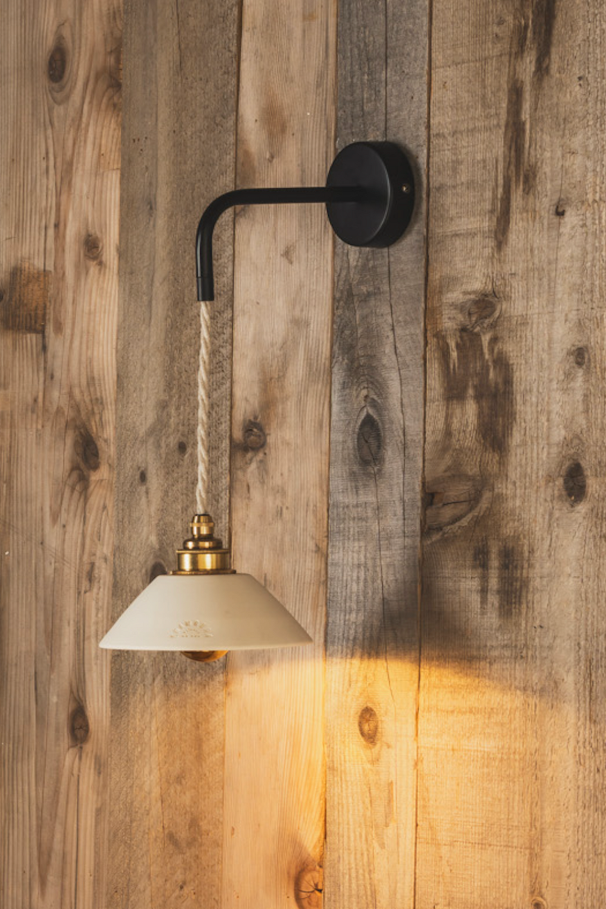 LISETTE - Terre cuite blanche - Suspension en applique - Potence noire mat