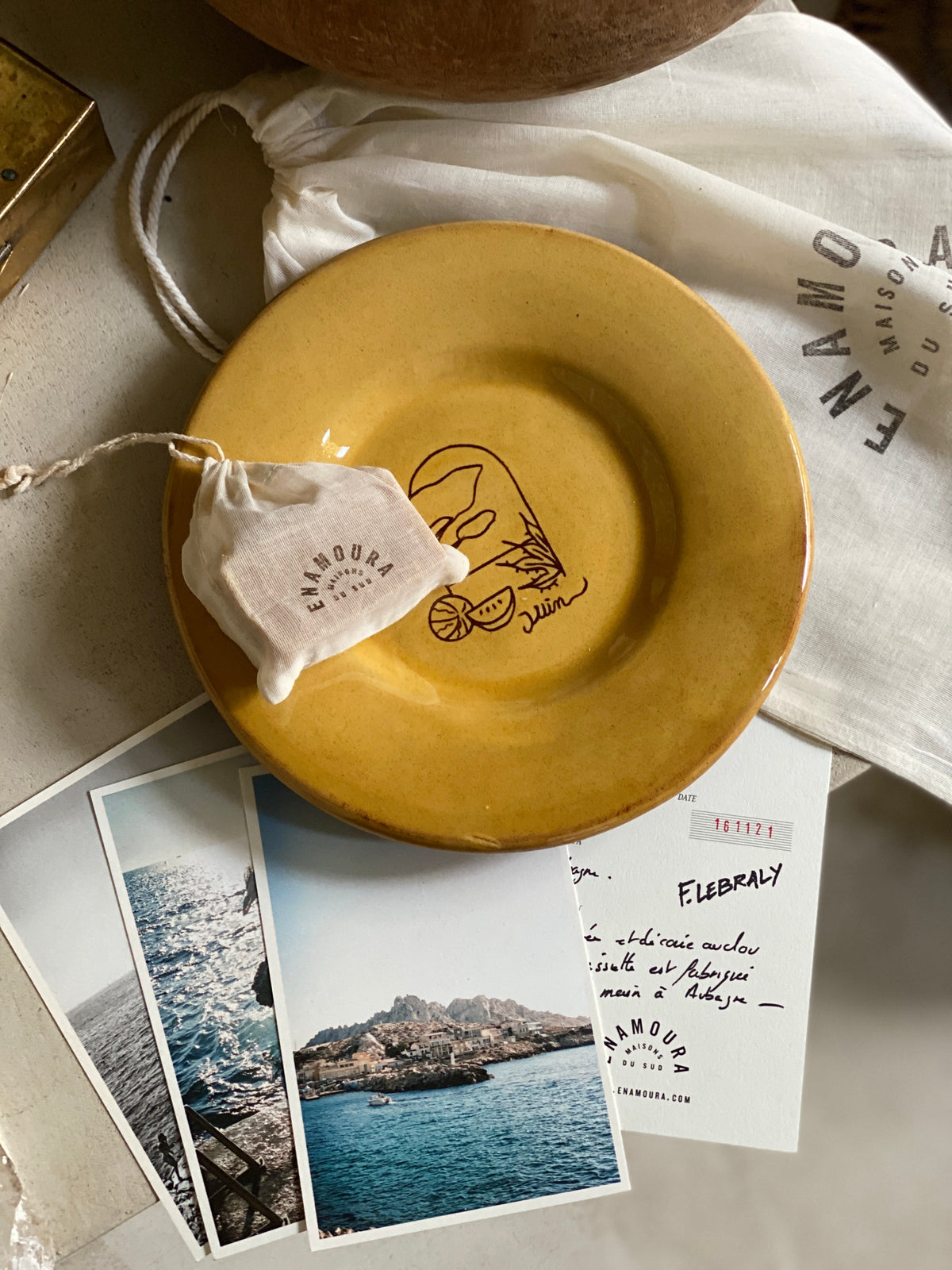 AVRIL - Coffret Cadeau - Assiette anniversaire, savon fait main et éditions d'art