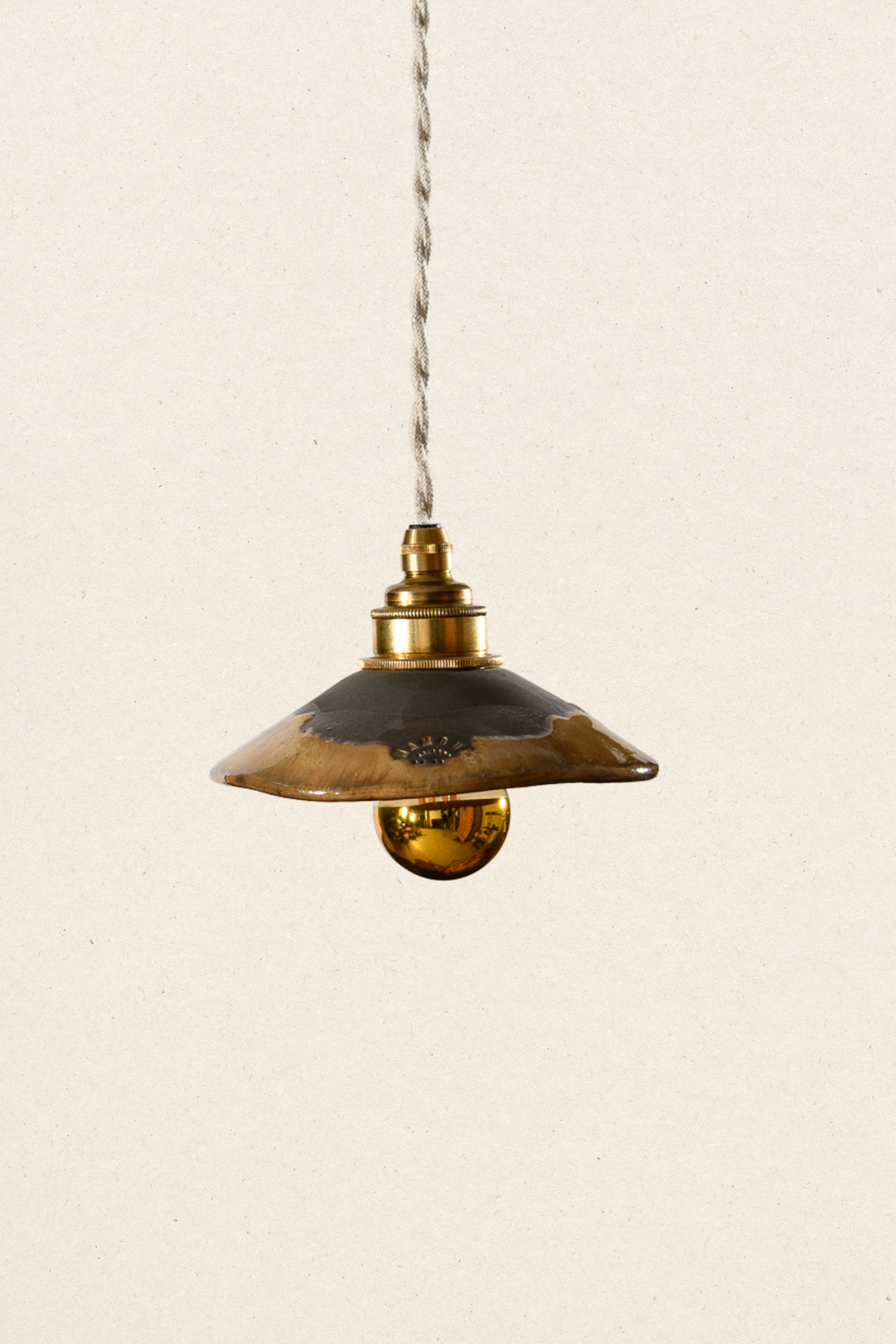 PITCHOUN - Grès flammé fauve - Suspension en applique - Potence laiton vieilli