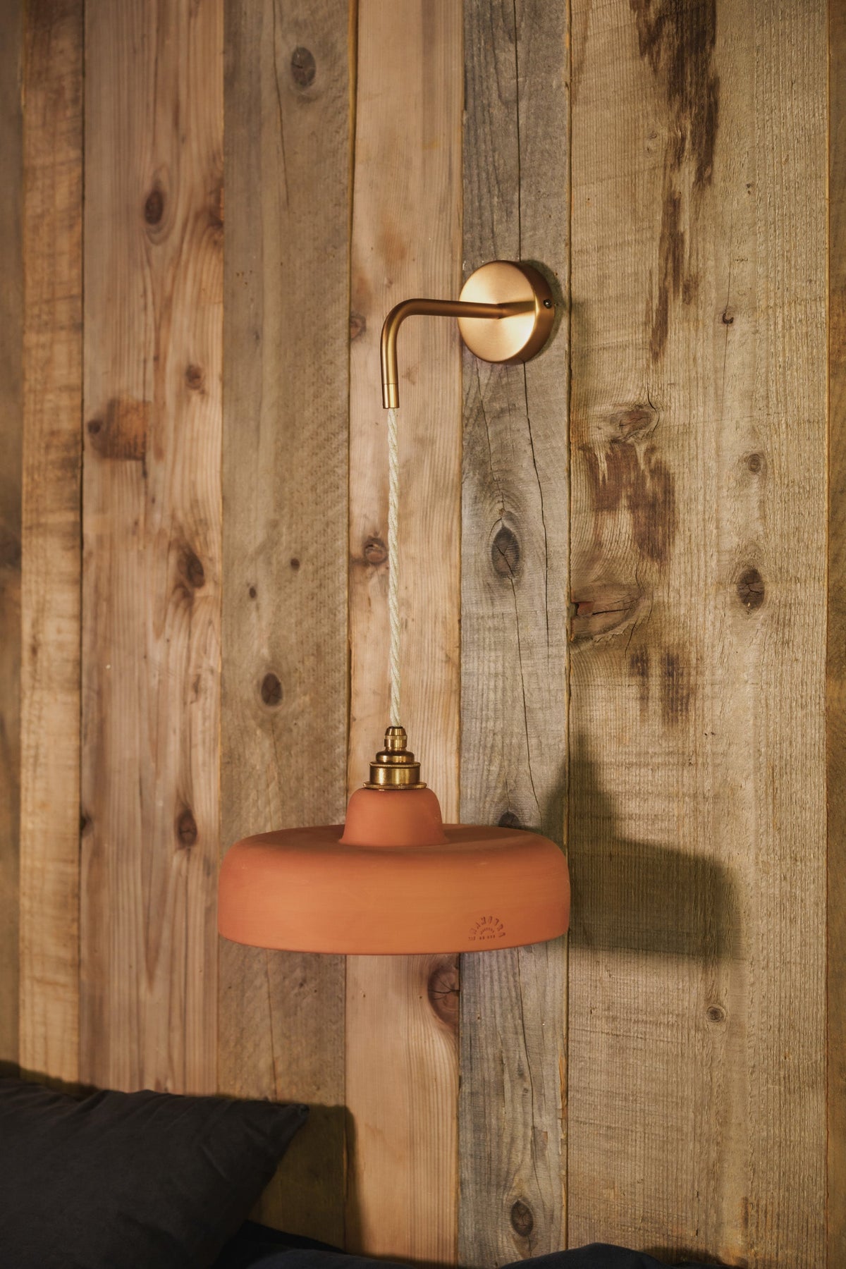 URSULE - Terre cuite rouge - Suspension en applique - Potence laiton vieilli