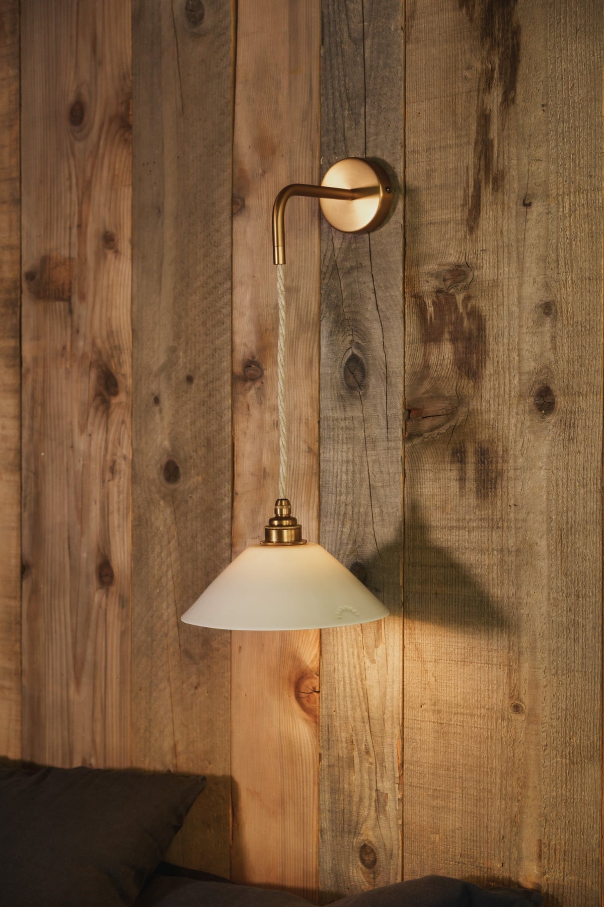 LISETTE - Porcelaine Biscuit - Suspension en applique - Avec potence laiton vieilli