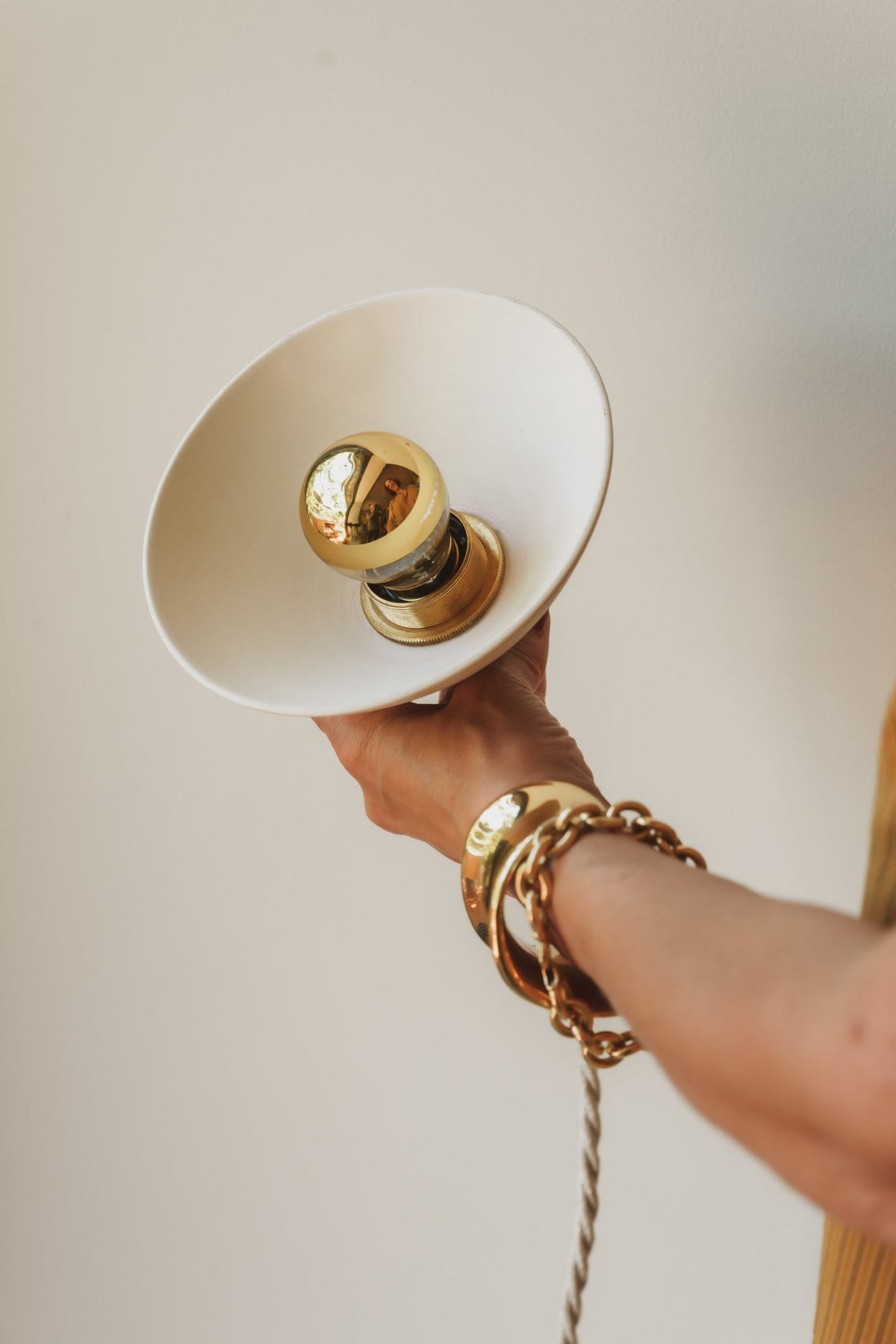 Ampoule sphérique à calotte dorée dimmable E27