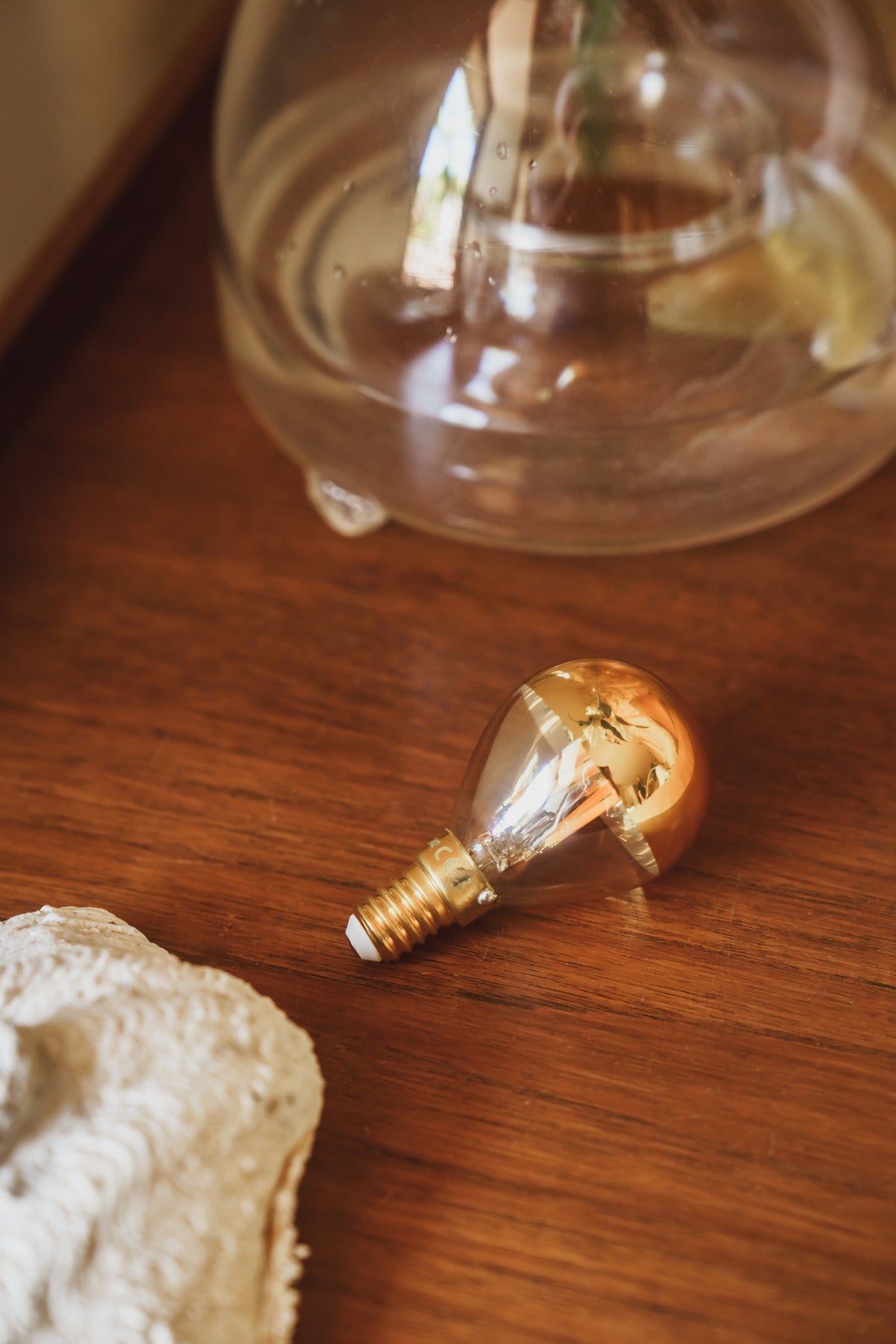 Ampoule sphérique à calotte dorée dimmable E14