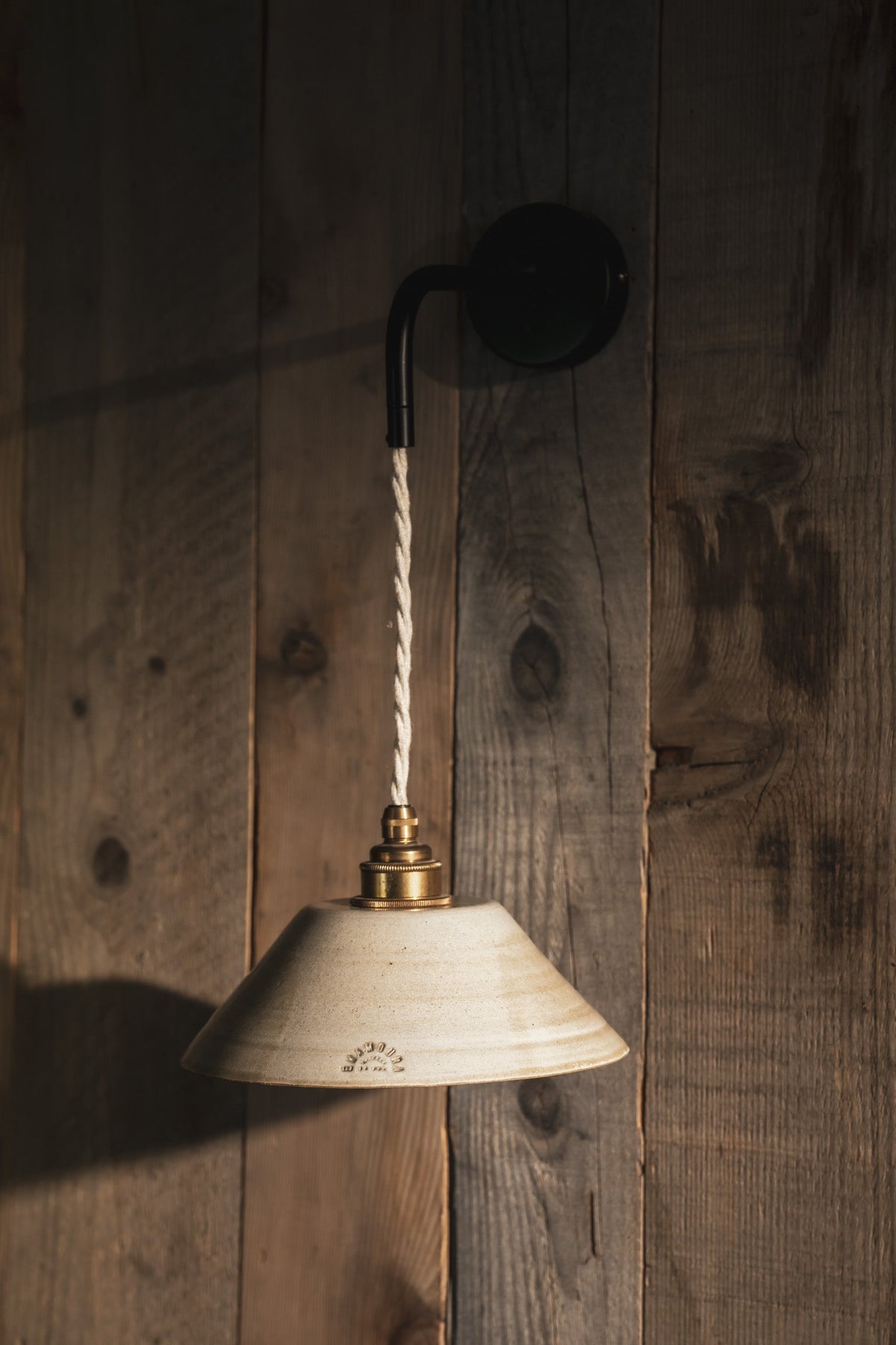 LISETTE - Grès vert de gris - Suspension en applique - Avec potence noire mat (Collection Châtaigne grillée)