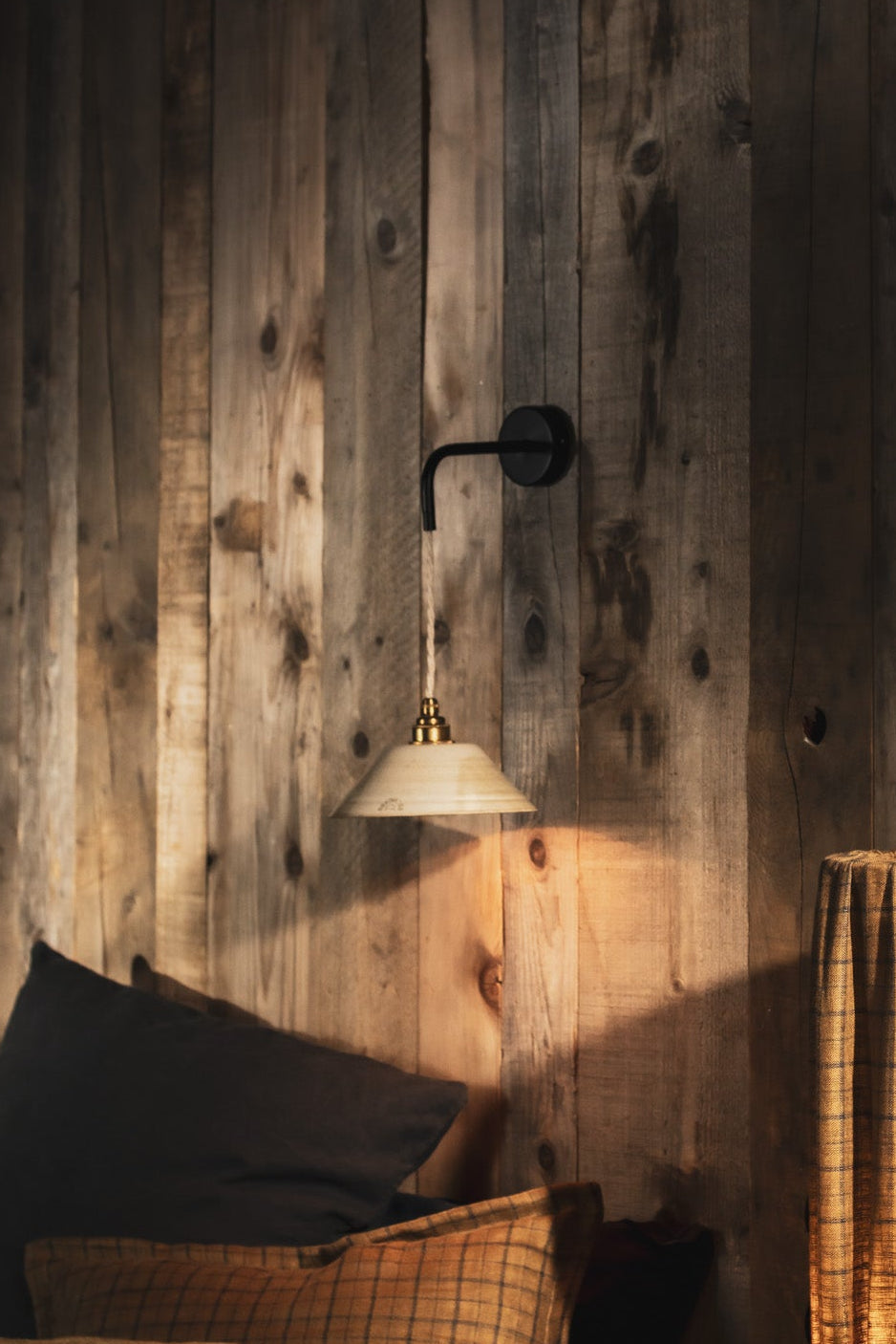 LISETTE - Grès vert de gris - Suspension en applique - Avec potence noire mat (Collection Châtaigne grillée)