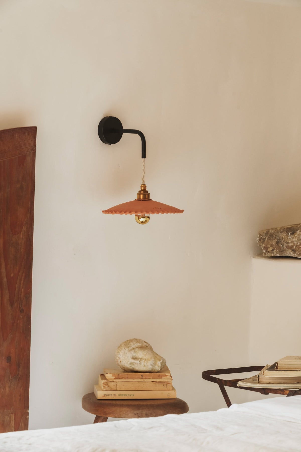 YVONNE EN DENTELLE - Terre cuite rouge - Suspension en applique - Avec potence noire mat