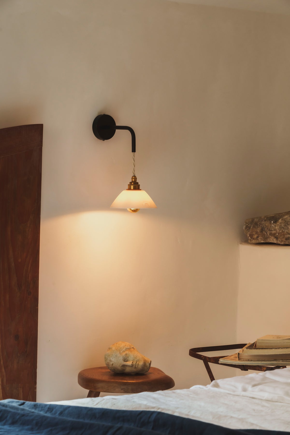 PITCHOUN - Porcelaine Biscuit - Suspension en applique - Avec potence noire mat