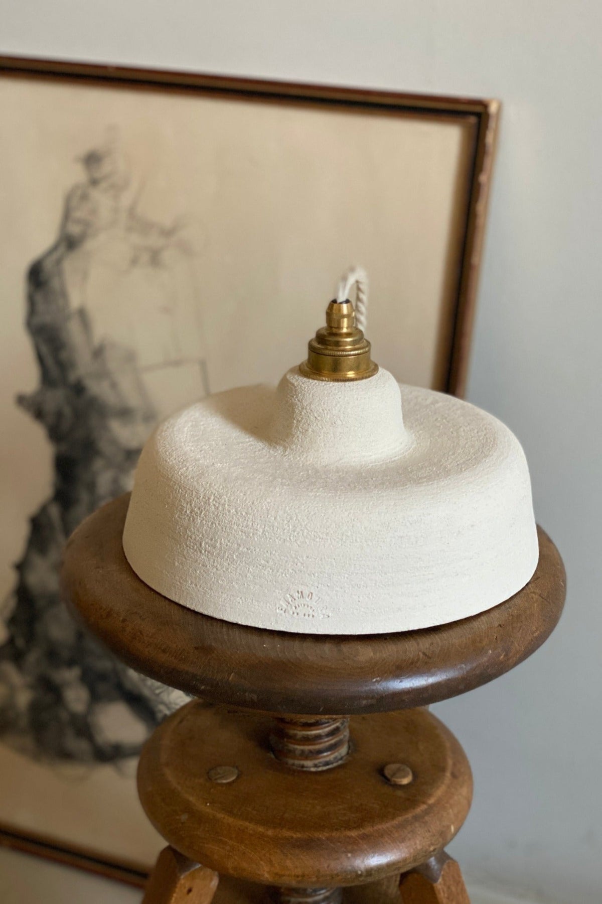 URSULE - Grès chamotté ivoire - Suspension en applique - Potence noire
