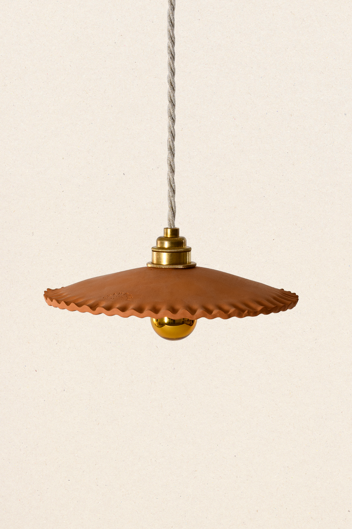 YVONNE EN DENTELLE - Terre cuite rouge - Suspension en applique - Avec potence noire mat