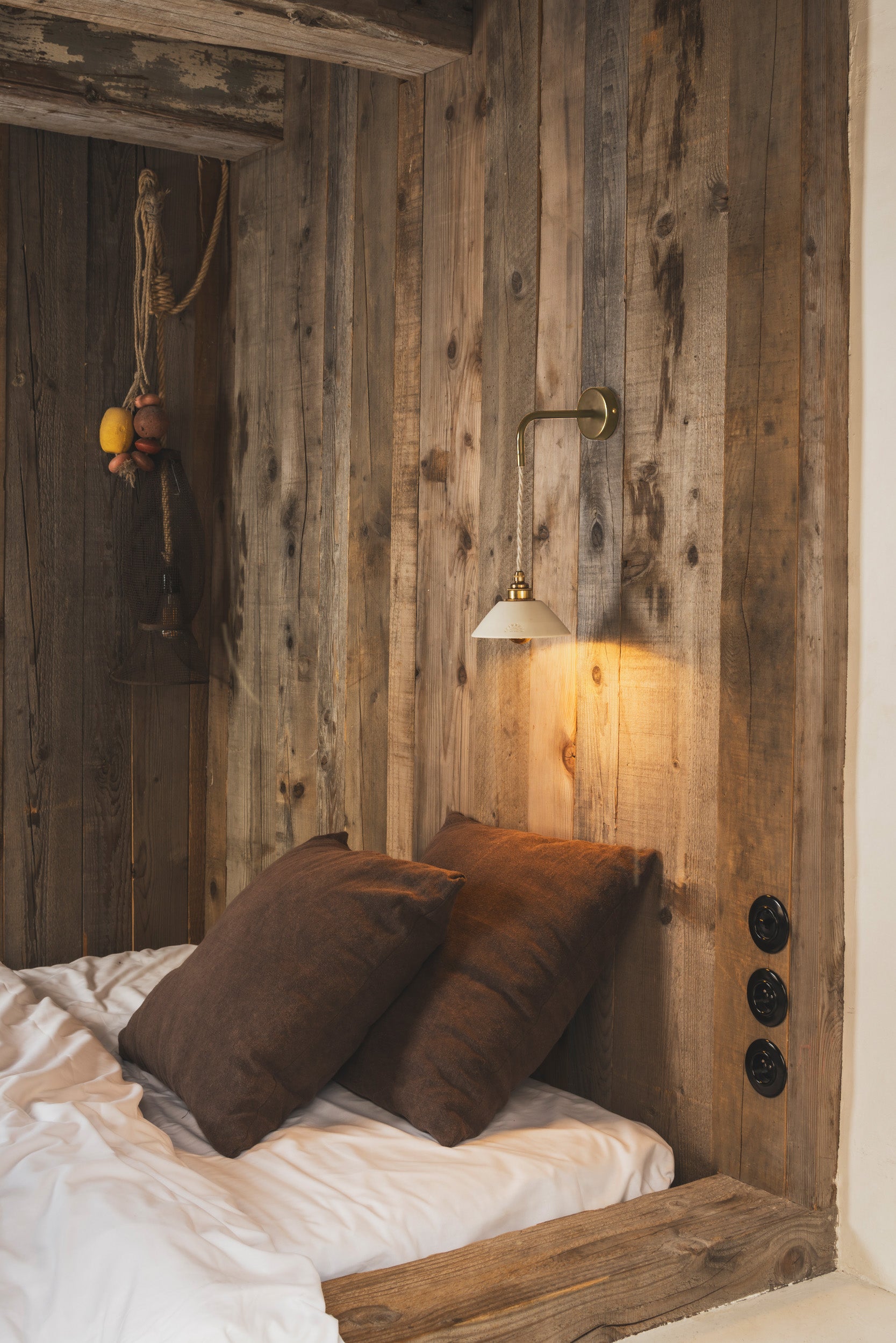 PITCHOUN - Terre cuite blanche - Suspension en applique - Potence laiton vieilli