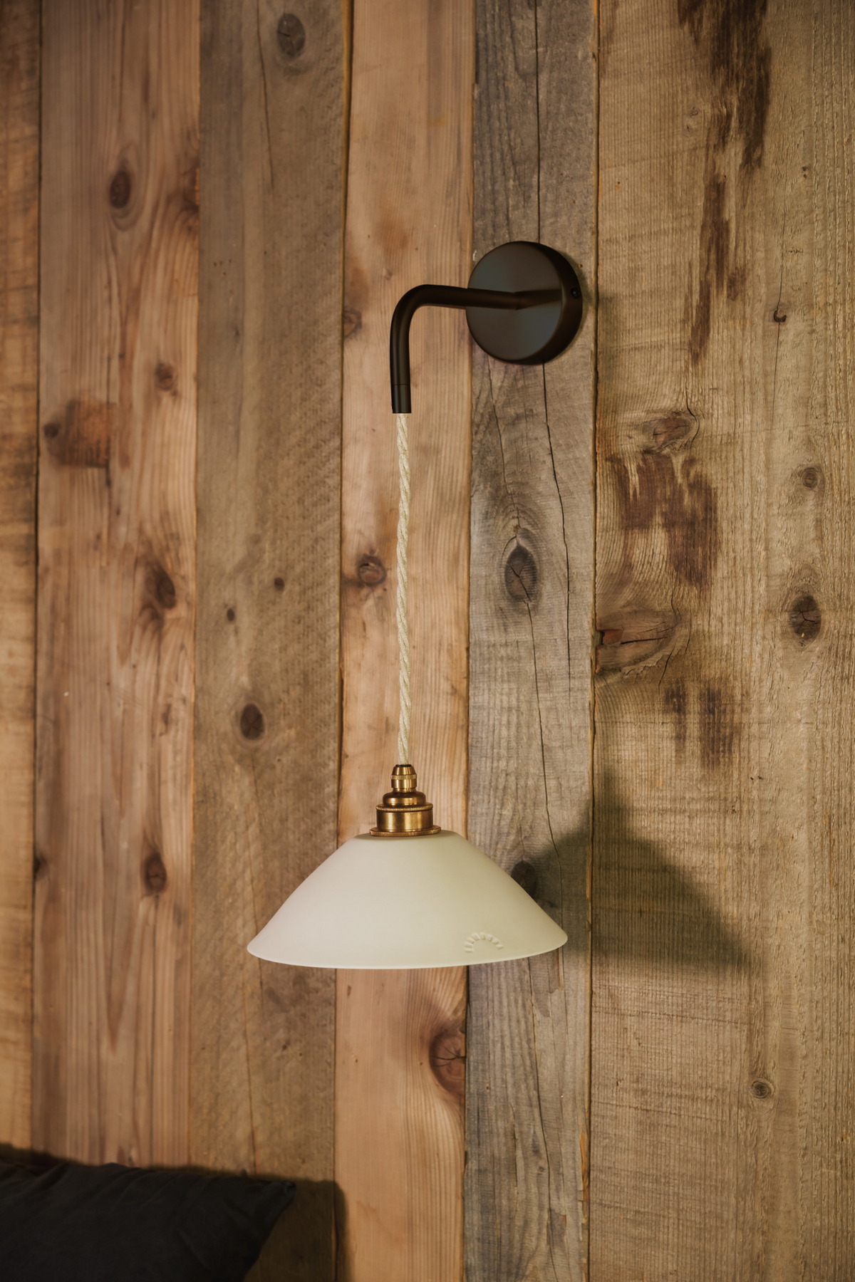 LISETTE - Porcelaine Biscuit - Suspension en applique - Avec potence noire mat