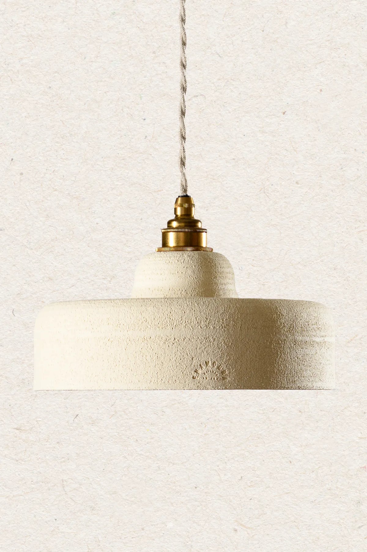 URSULE - Grès chamotté ivoire - Suspension en applique - Potence laiton vieilli