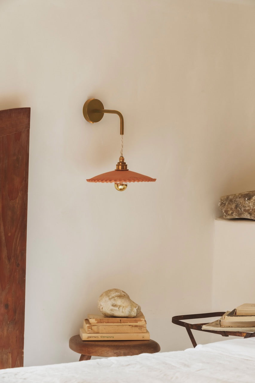 YVONNE EN DENTELLE - Terre cuite rouge - Suspension en applique - Avec potence laiton vieilli